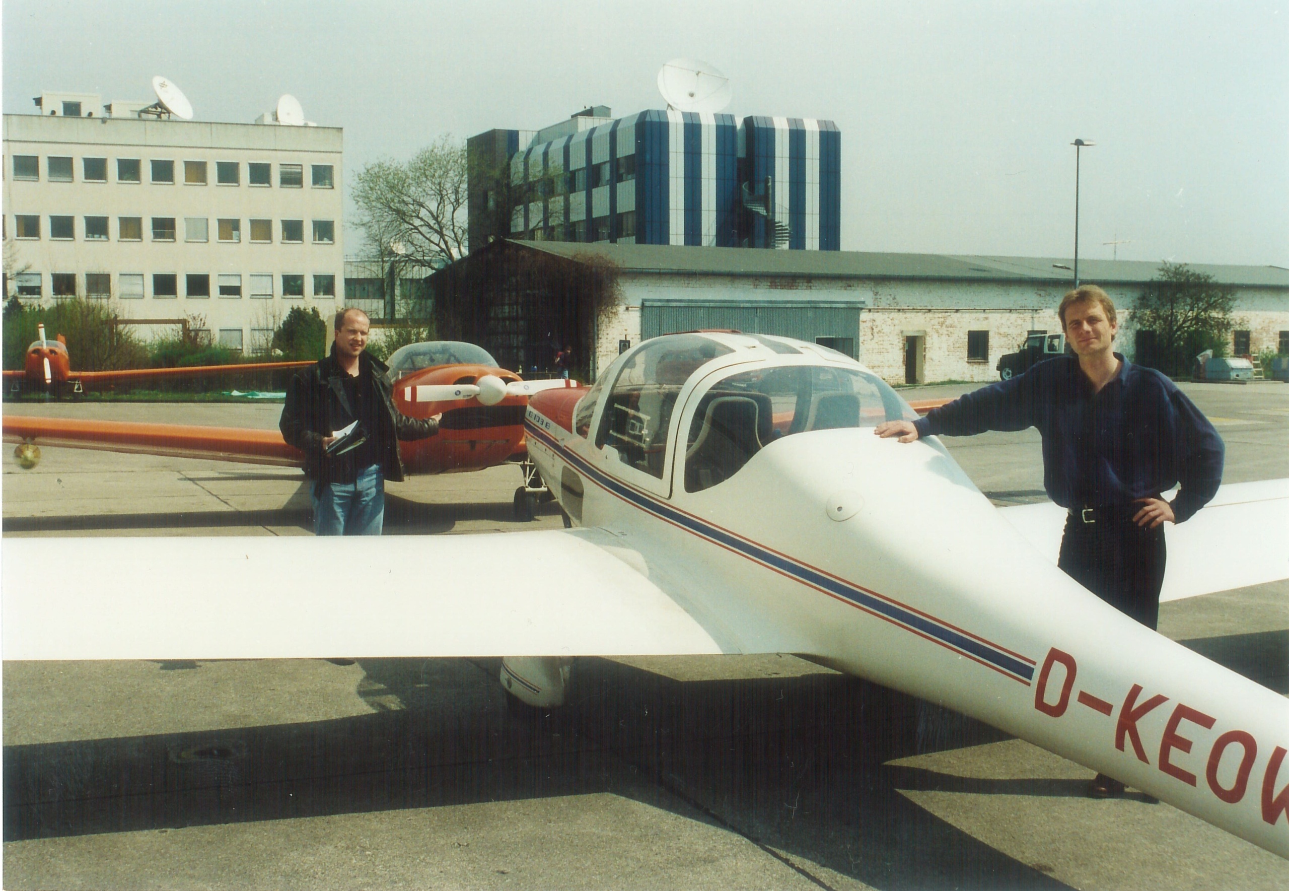 01-zwei-piloten-mit-einem-motorsegler-fsg.jpg