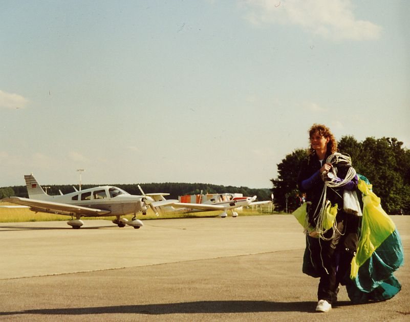 01-fsg-fallschirmspringerin.jpg