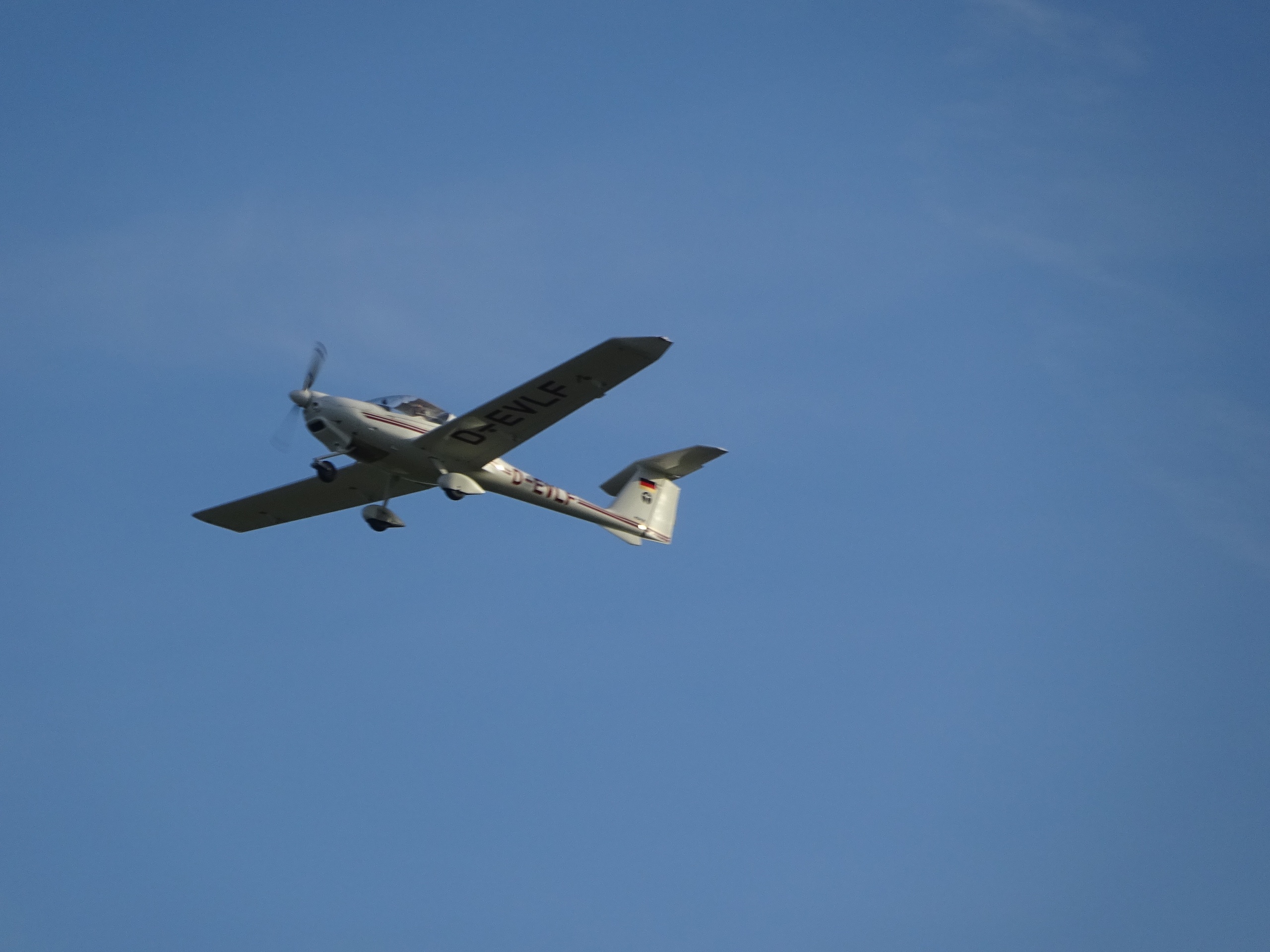 01-besonders-leise-trainingsflugzeug-diamond.jpg