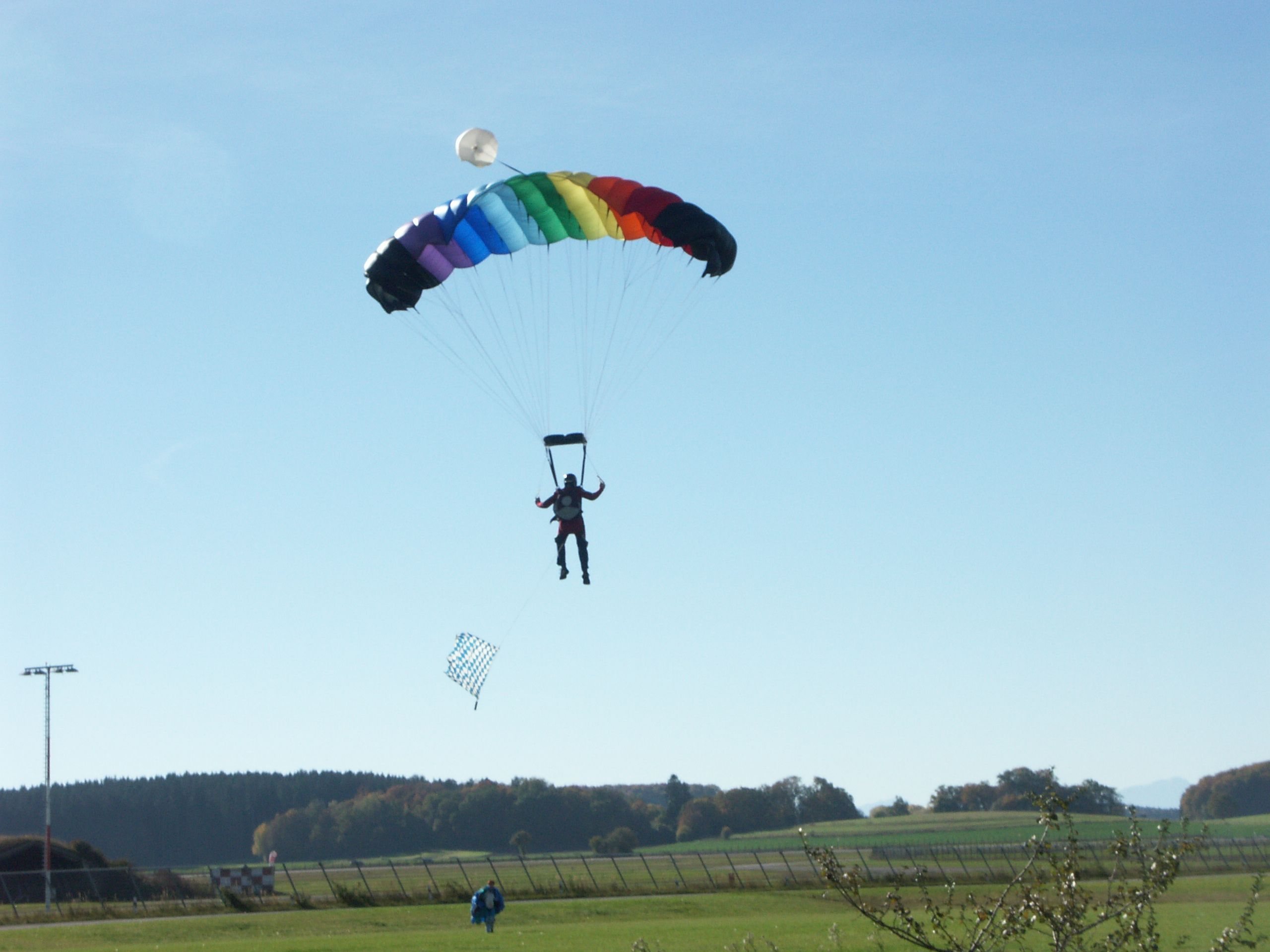 01-fallschirmspringer-mit-bayern-fahne-in-edmo.jpg