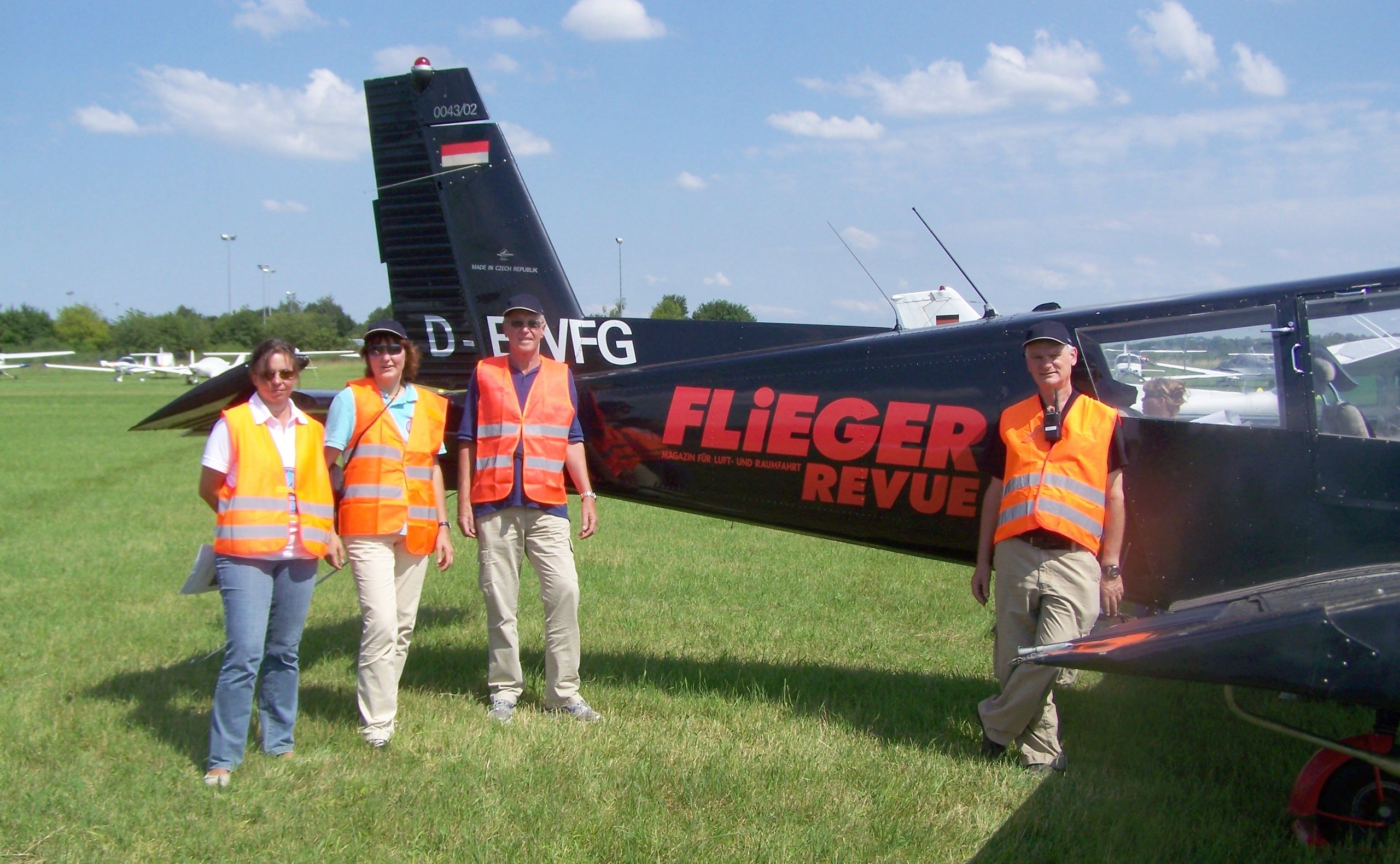 01-fsg-flugzeugeinweiser-fsg-bei-100-jahre.jpg