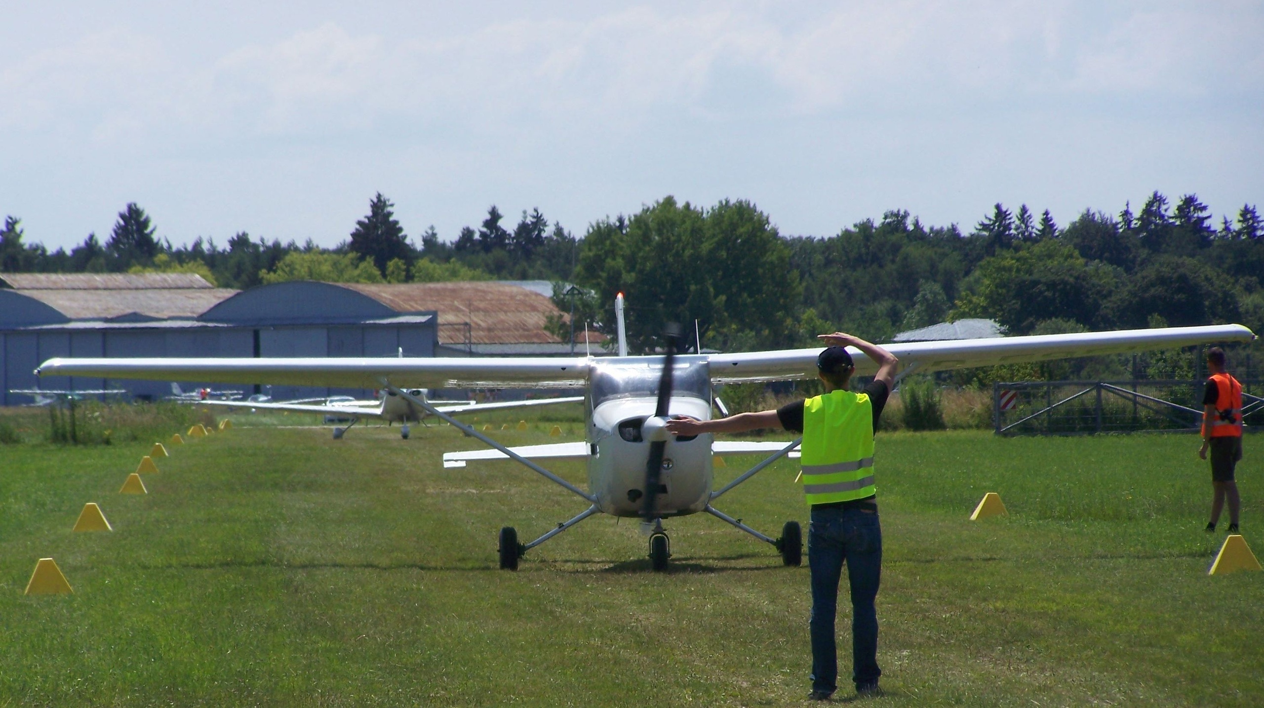 02-100-jahre-deutschlandflug-flugzeugeinweiser.jpg