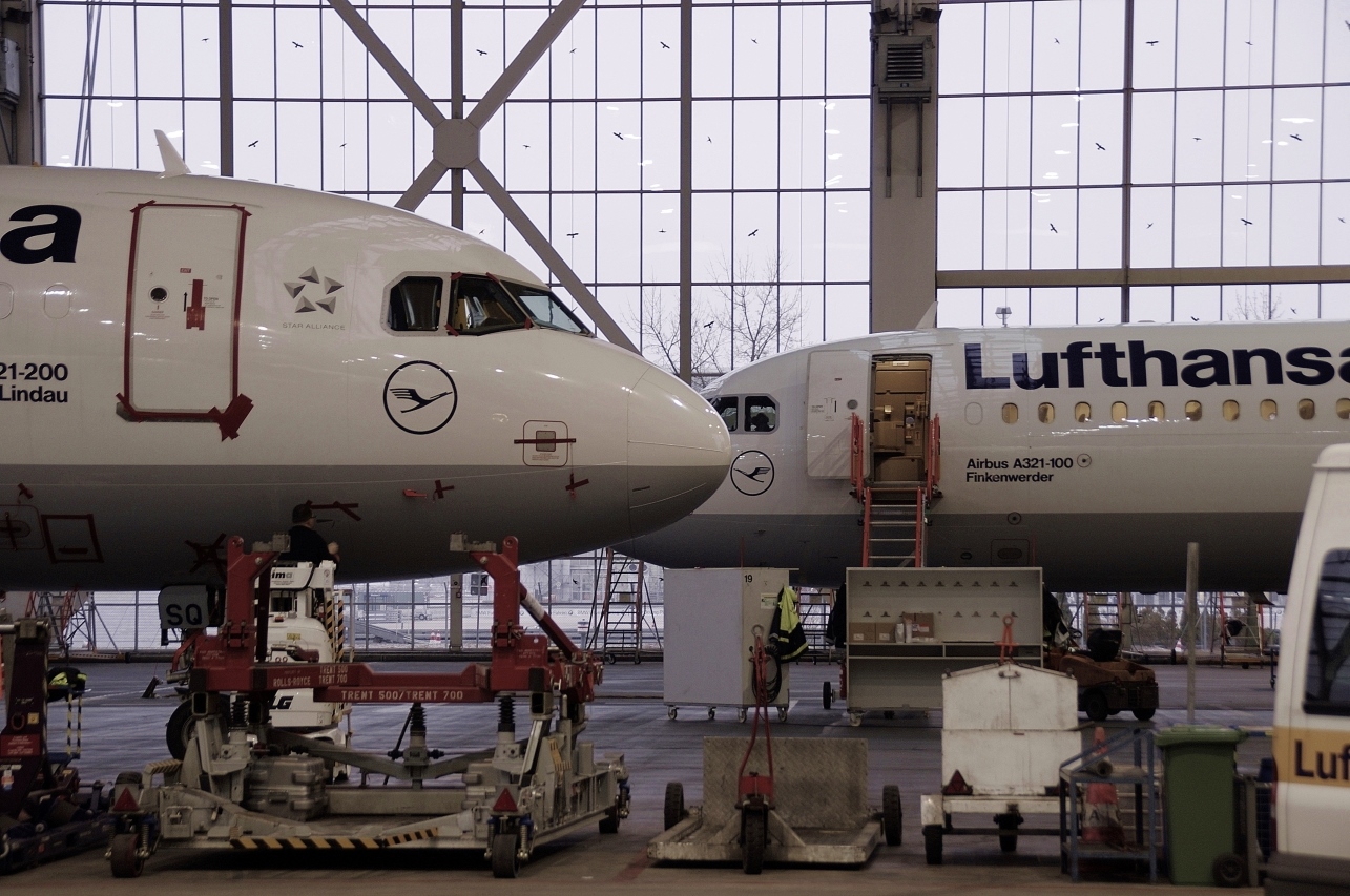 Die Airliner stehen i. d. R. über Nacht im Hangar