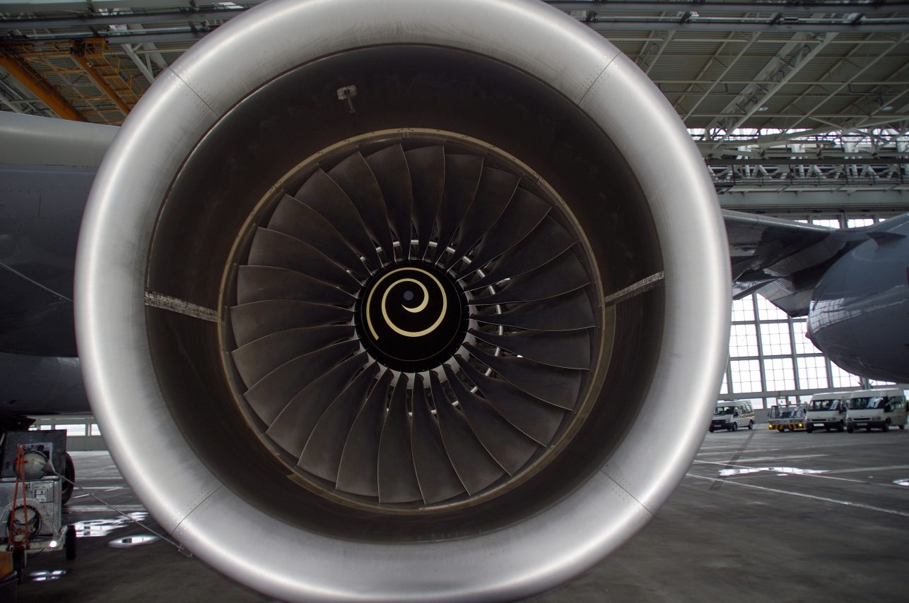 Ca. 250 kN Schub liefert ein Triebwerk des A346, die Perforation im Gehäuse vor den Schaufeln dient der Dämpfung von Schallwellen.