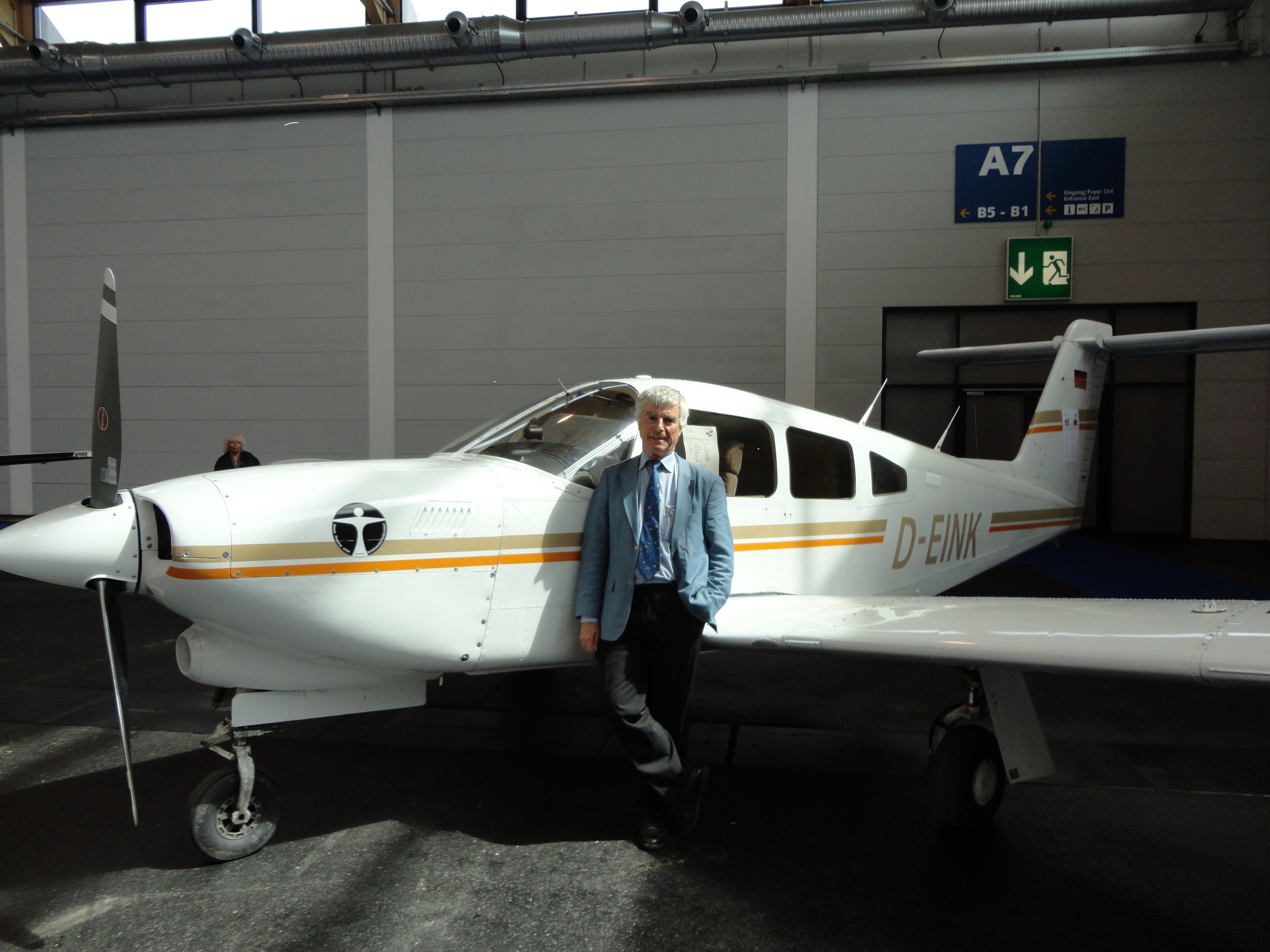 01-ulf-merbold-und-piper-turbo-arrow-iv-d-eink.jpg