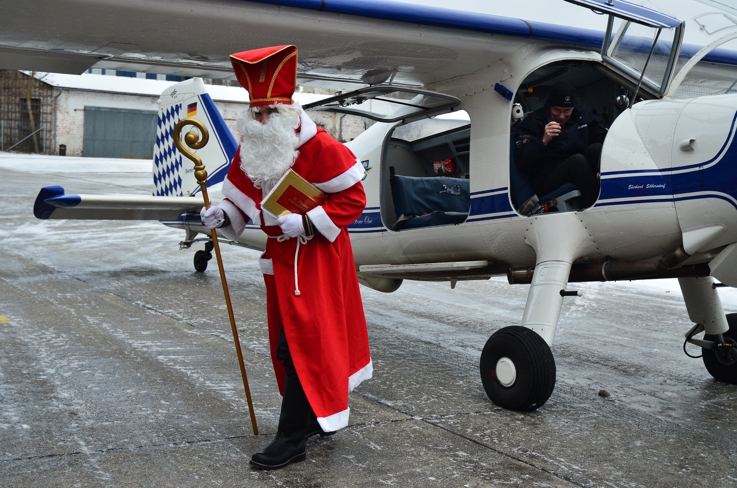 01-vor-kindern-kommt-flugzeug-zum-stehen-und.jpg
