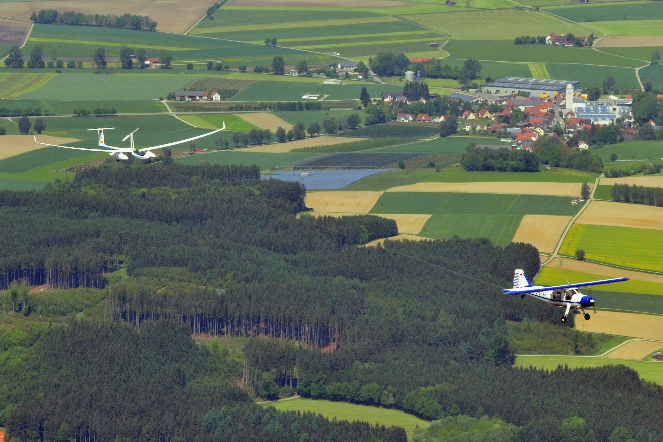 Die Antares DH-2 am Schleppseil hinter der Do27 beim Anflug auf Oberpfaffenhofen.