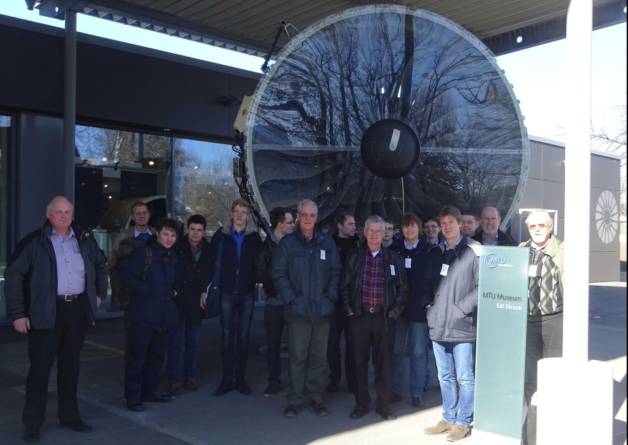 01-fsg-mitglieder-vor-triebwerk-gp7000-des.jpg