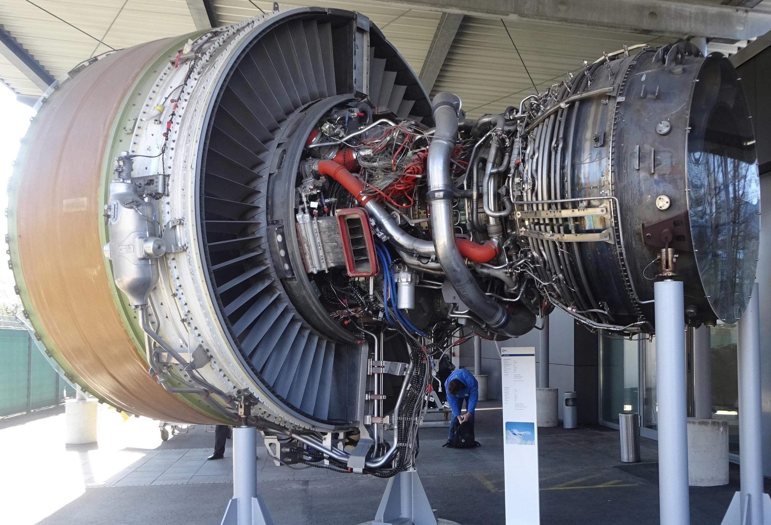 02-triebwerk-gp7000-fur-airbus-a380-bei-mtu.jpg