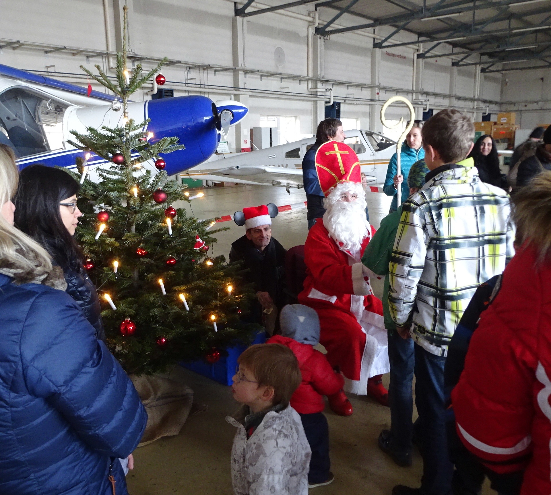 01-nikolaus-beschenkt-kinder-kindertagesstatte.jpg