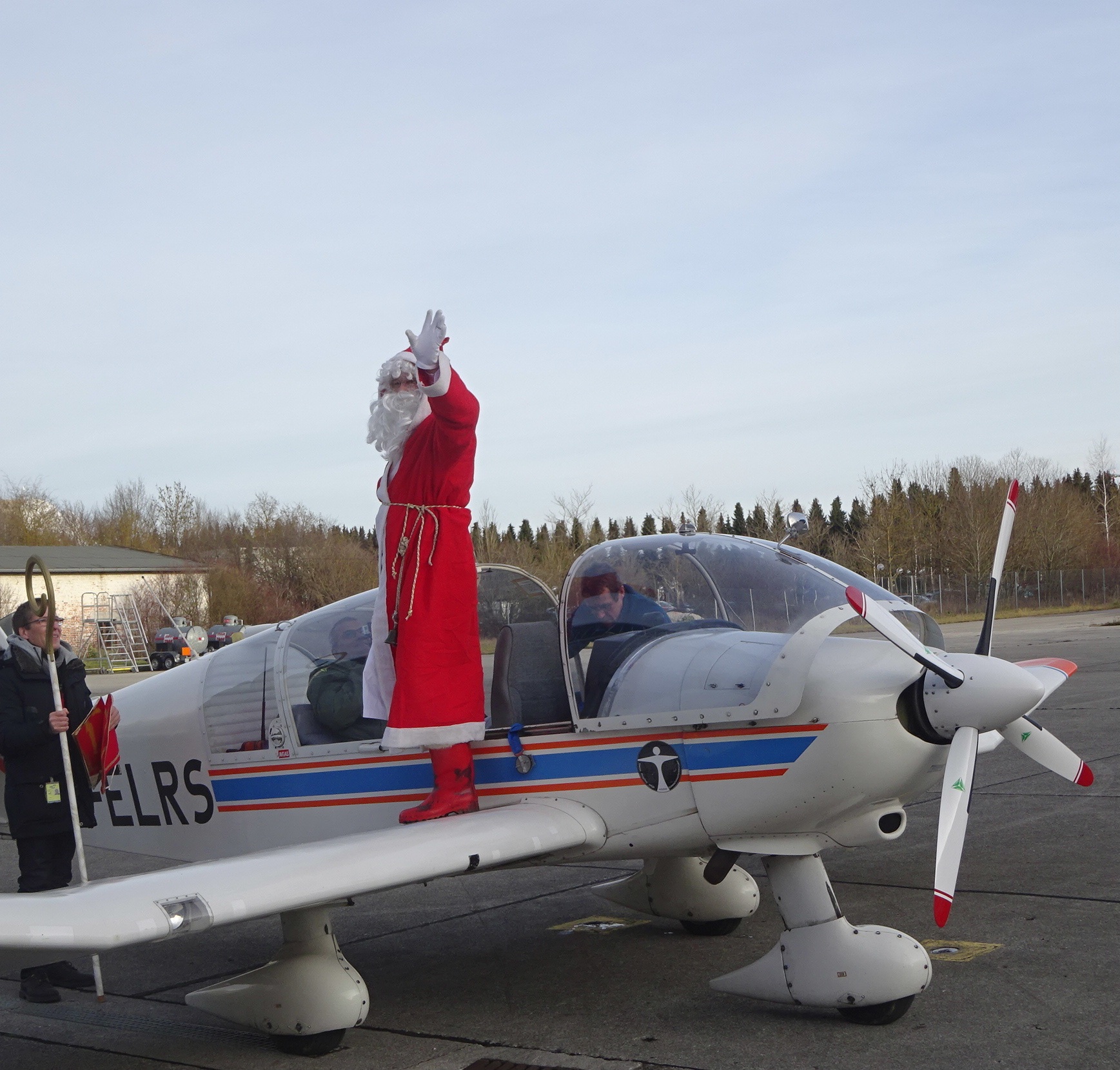 02-heilige-nikolaus-mit-seinem-flugschlitten.jpg