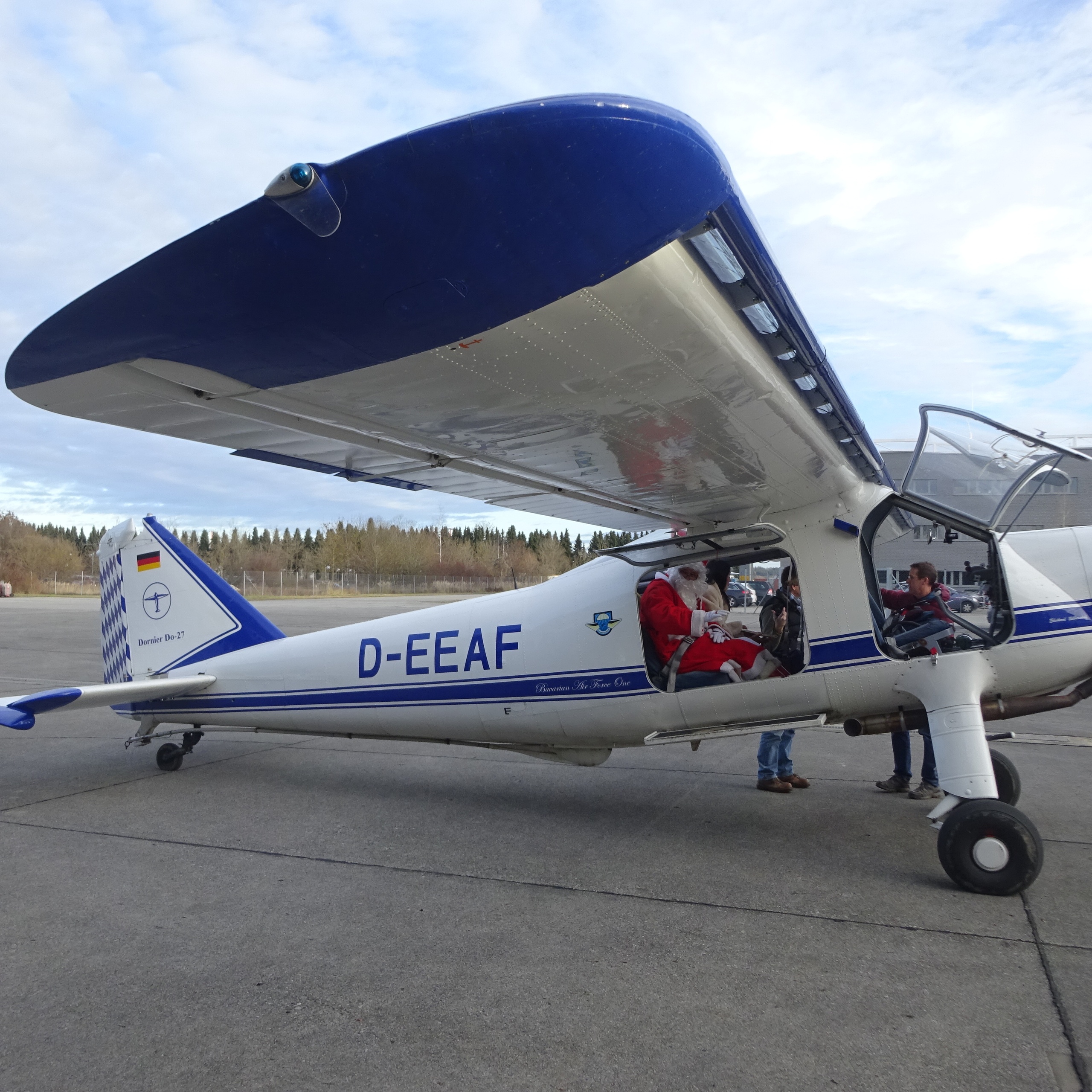 01-wei-blaue-luftschlitten-fsg-landet-mit.jpg