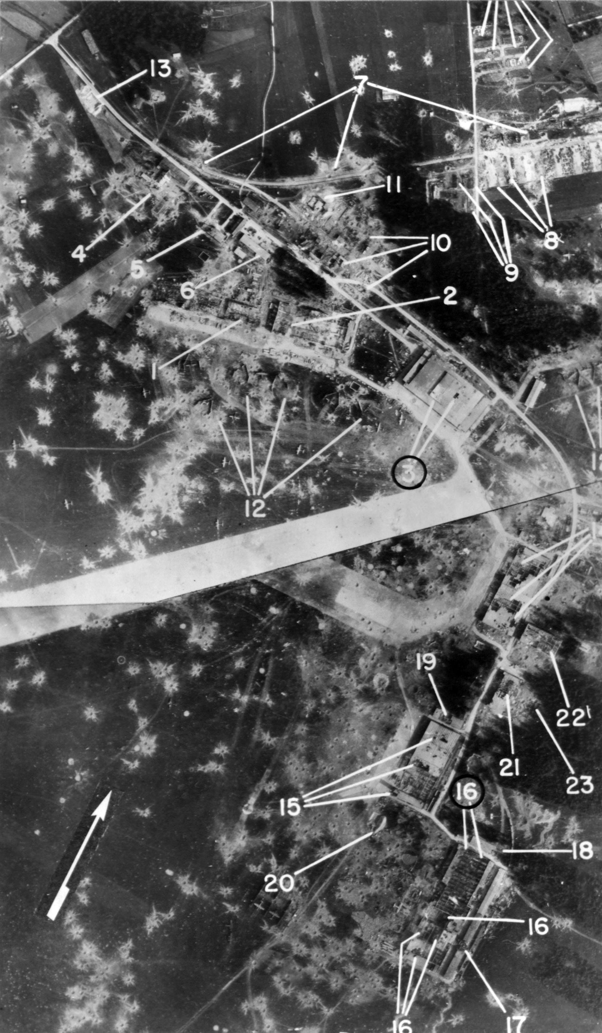 Historische Luftaufnahme des Flugplatzes Oberpfaffenhofen und des Dornier-Werks im Juli 1944
