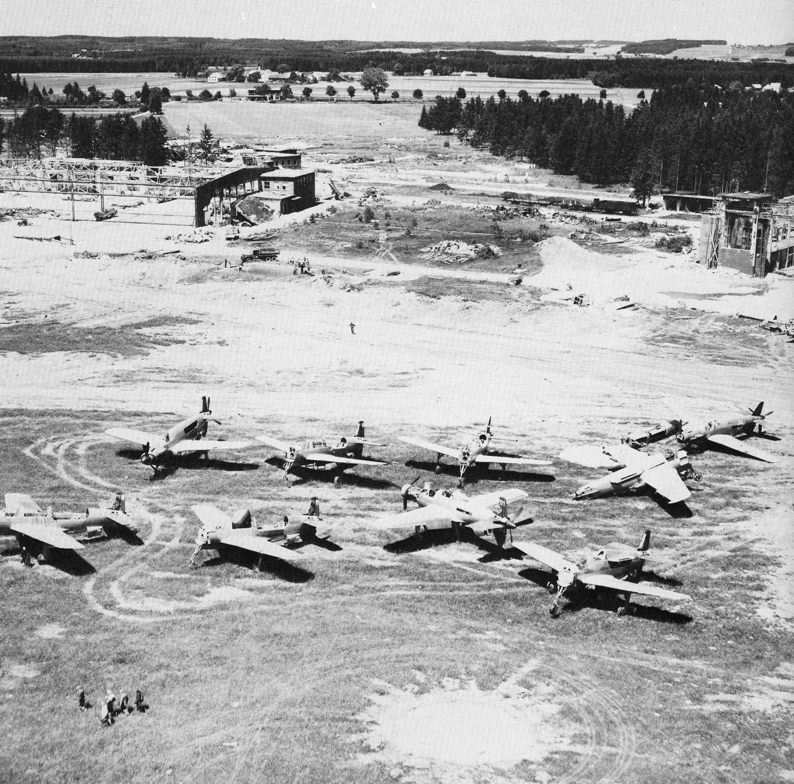 Mehrere Dornier Do 335 auf der Startbahn in Oberpfaffenhofen nach dem Ende des Zweiten Weltkriegs