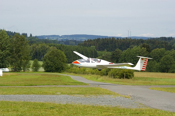 d6952_grob_twin_astir_ii_fsg_pilot_im_landeanflug_am_flugplatz_zell_haidberg_foto_t_heuer.jpg