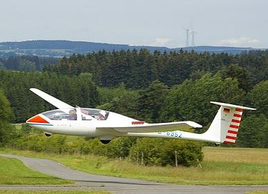 d6952_grob_twin_astir_ii_im_landeanflug_am_flugplatz_zell_haidberg_foto_t_heuer.jpg