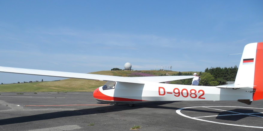 d9082_ka_8_b_fertig_fuer_den_windenstart_auf_der_wasserkuppe_foto_r_zitzelsberger_0.jpg