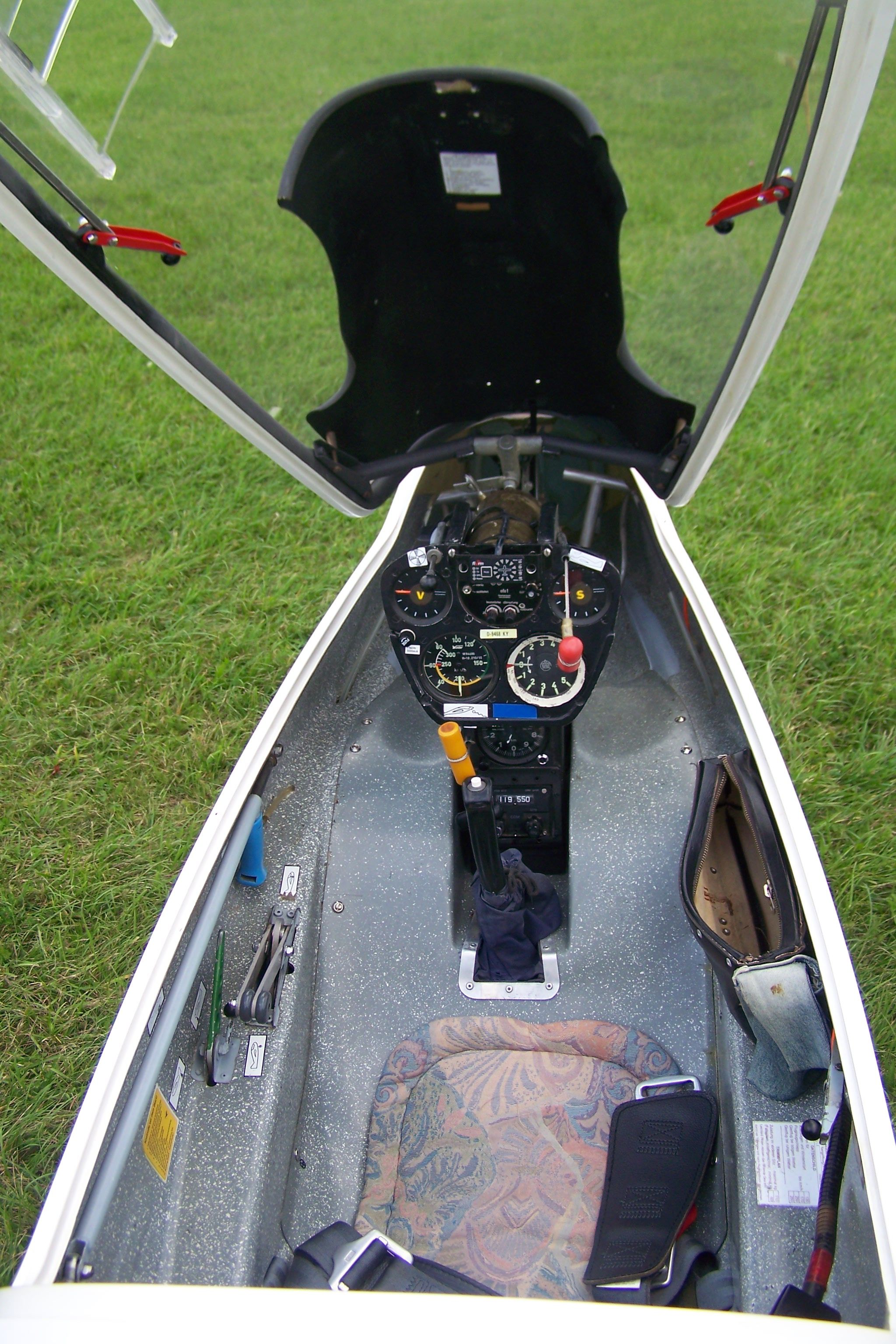 d9468_ls1_cockpit_foto_fsg.jpg