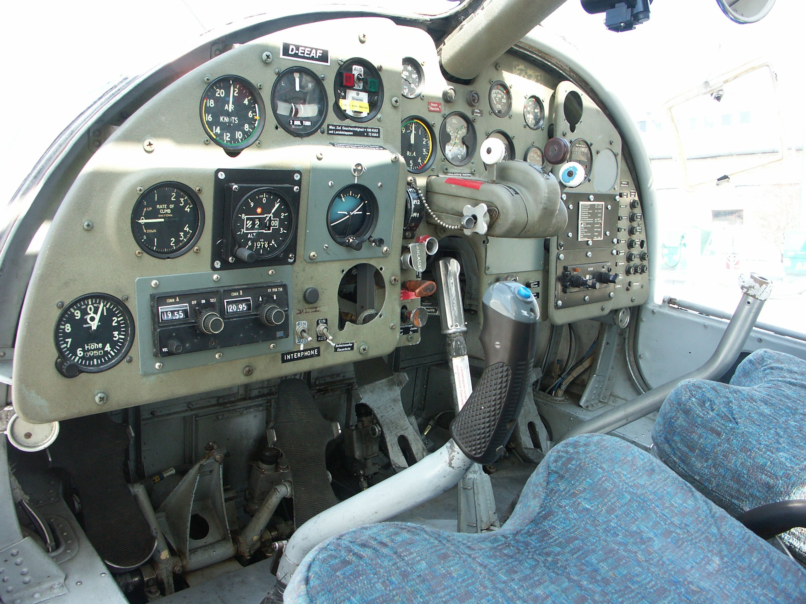 deeaf_do27_do27_cockpit_pict0024.jpg