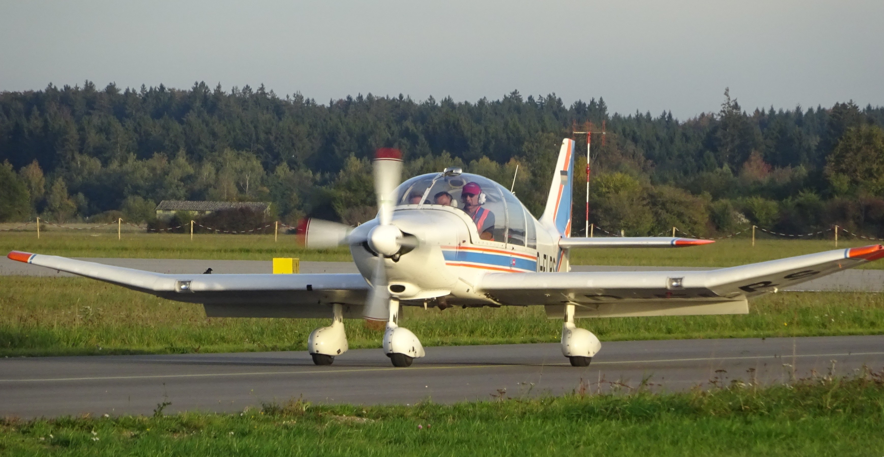delrs_dr40_robin_dr400180_remorqueur_1.jpg