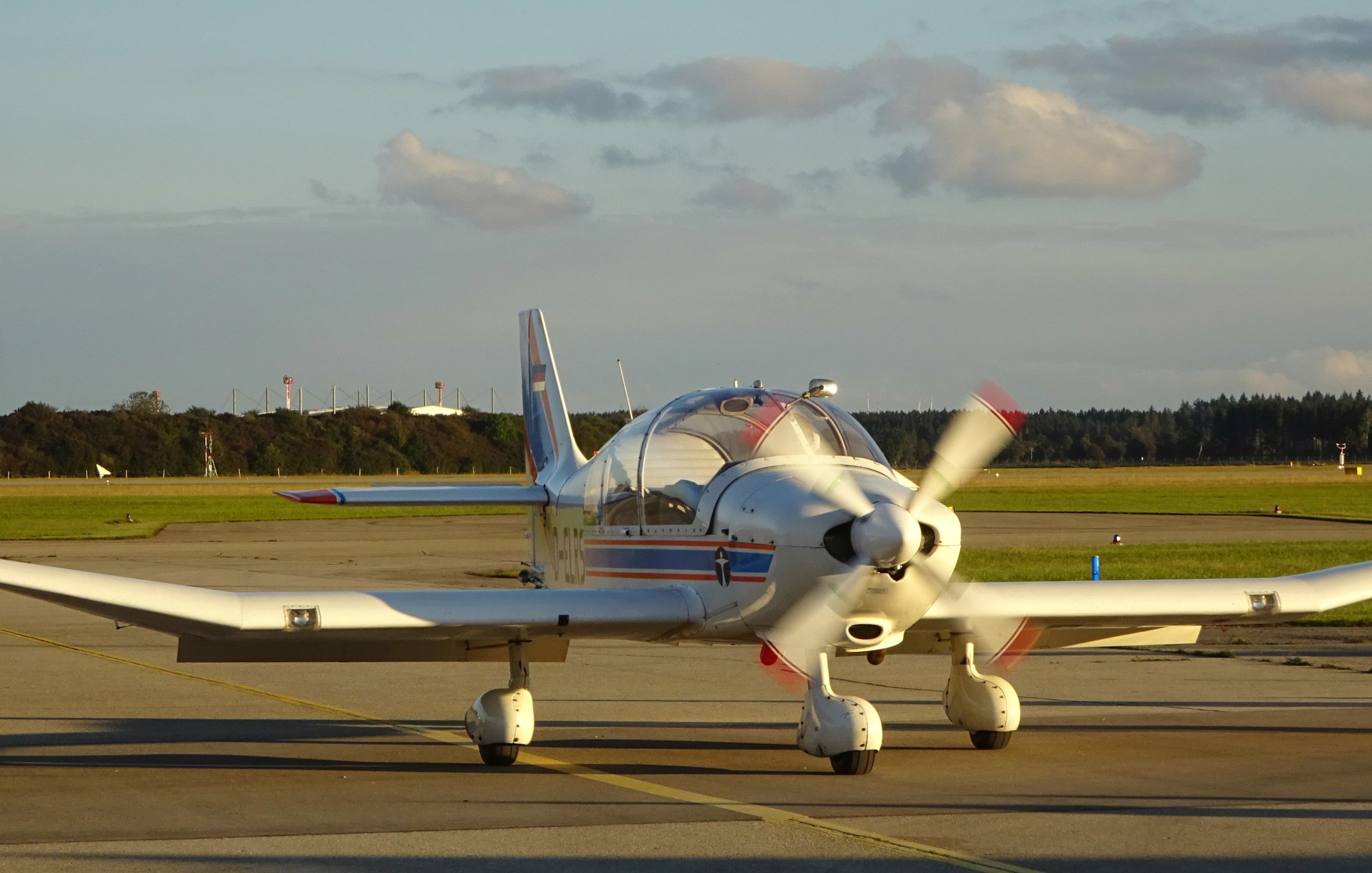 delrs_dr40_robin_dr400180_remorqueur_2.jpg