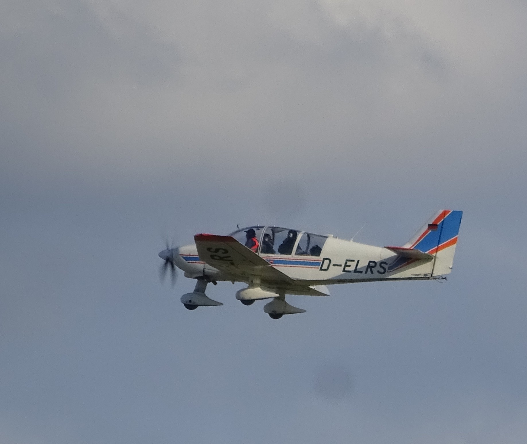 delrs_dr40_robin_dr400180_remorqueur_3.jpg