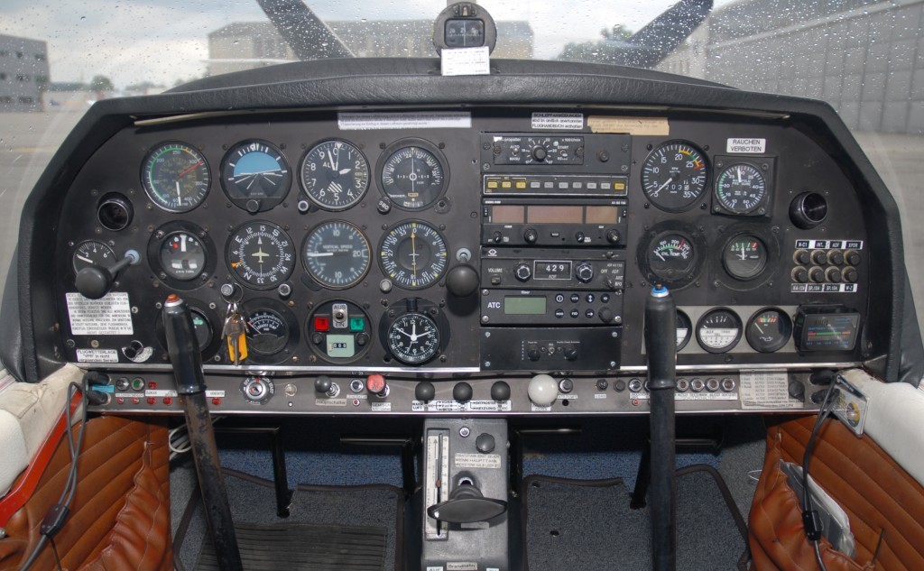 delrs_dr40_robin_dr400180_remorqueur_cockpit.jpg