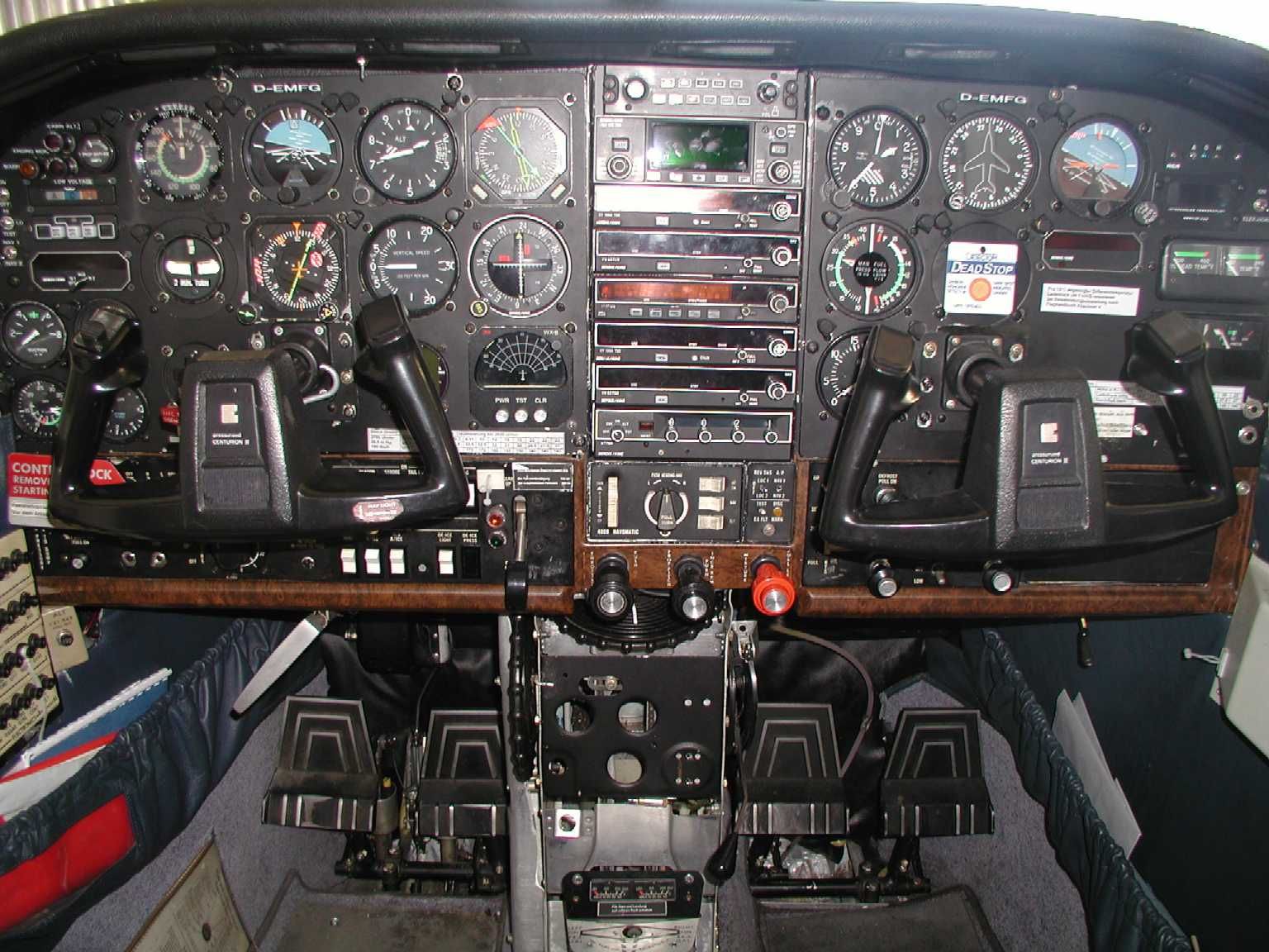 demfg_p210_instrumentierung_cessna_p_210_n_foto_mfg.jpg