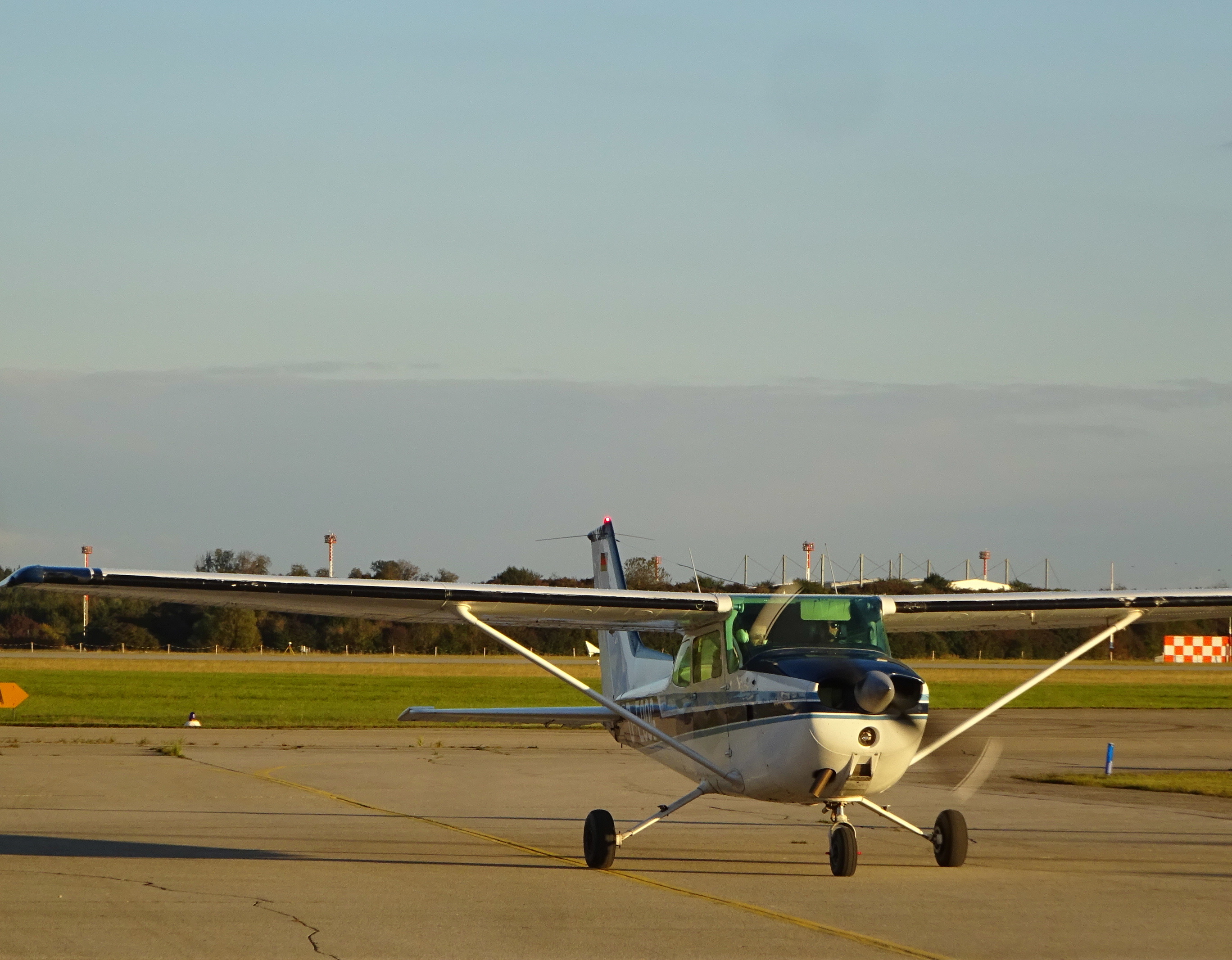 deoog_c172_cessna_c_172n_0.jpg