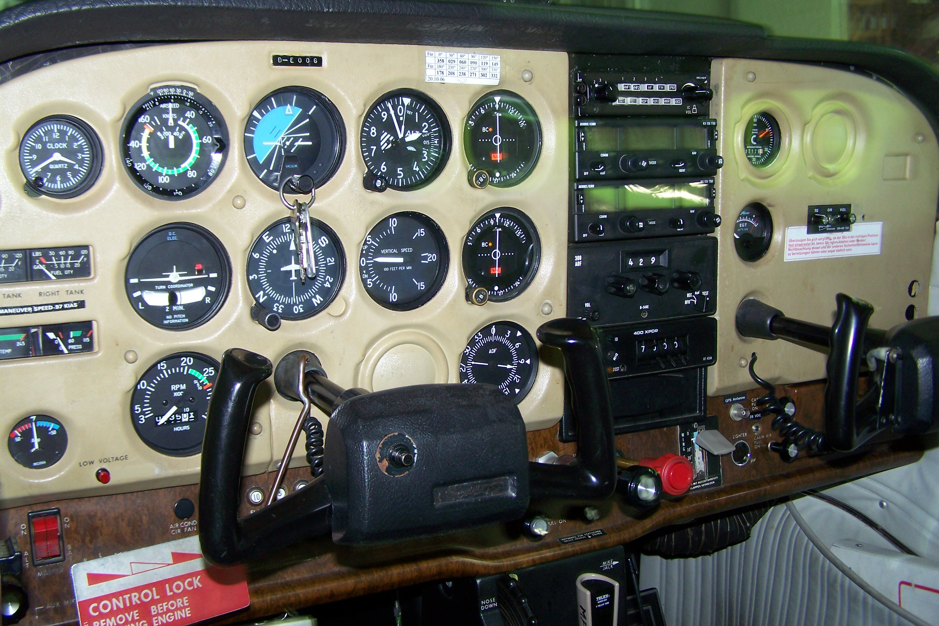 deoog_c172_cessna_cockpit_100_0203.jpg