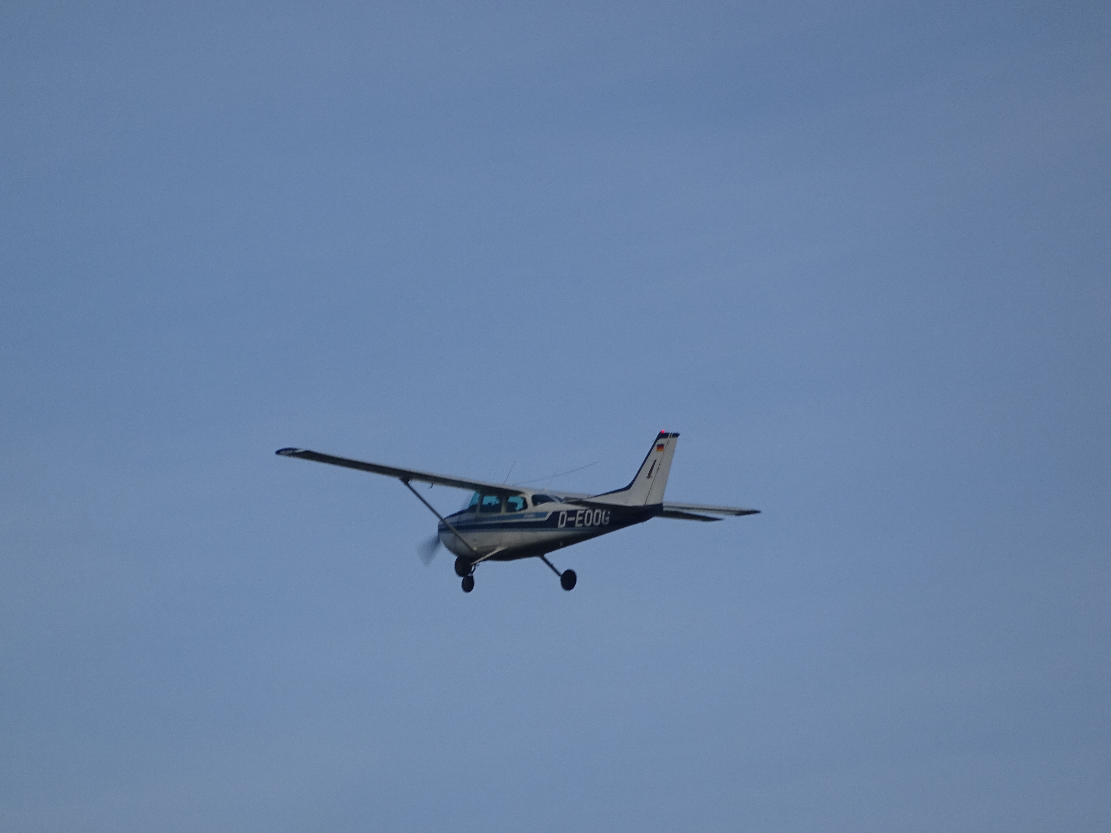 deoog_c172_cessna_n_2.jpg