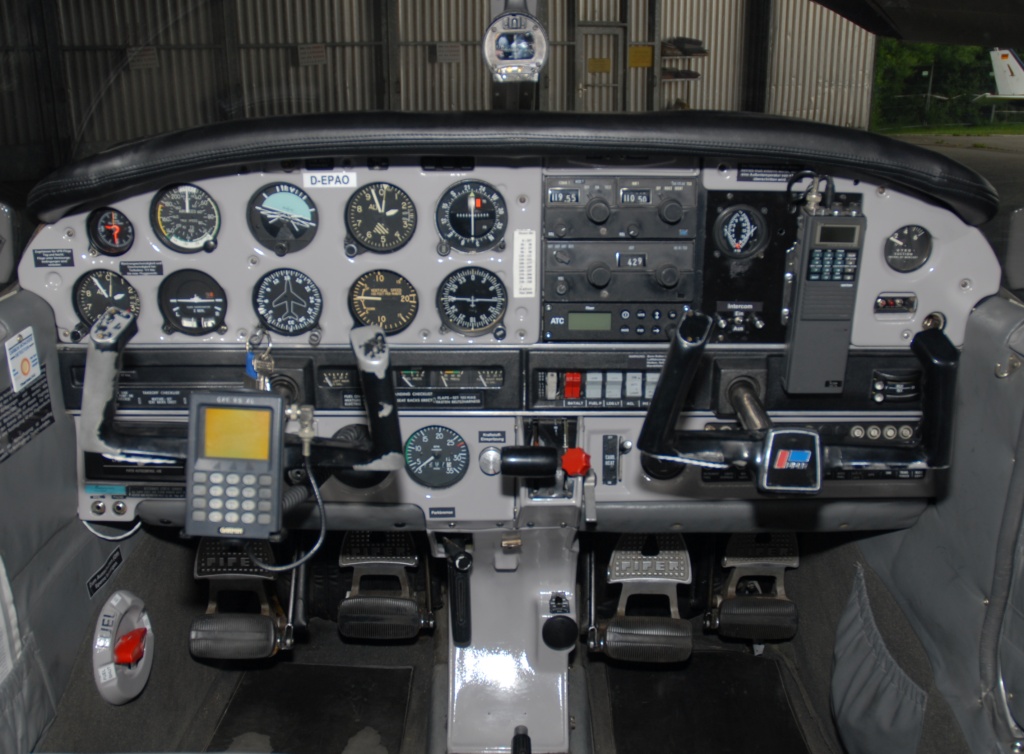 depao_pa28_cockpit.jpg