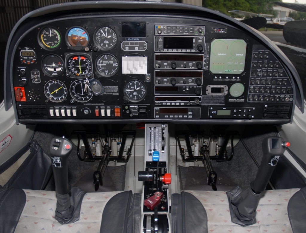 devcr_da40_cockpit.jpg